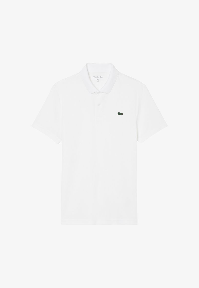 Weißes Polohemd mit kurzen Ärmeln, Kragen und zwei Knöpfen, mit einem kleinen grünen Krokodil-Logo auf der linken Brustseite.