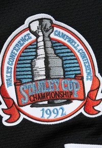 Stanley Cup Meisterschaft 1992 Patch mit erhabenem Pokal-Illustration und Text für die Wales-Konferenz und die Campbell-Konferenz.