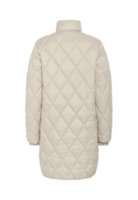 Vatteret lang jakke i lys beige, med høj krave og ribbede manchetter, prydet med et geometrisk diamantmønster og glat tekstur.