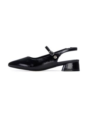 Zapato slingback de charol negro con punta puntiaguda y tacón bajo y cuadrado. Correa ajustable asegurada con una hebilla plateada.