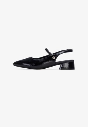 Zapato slingback de charol negro con punta puntiaguda y tacón bajo y cuadrado. Correa ajustable asegurada con una hebilla plateada.