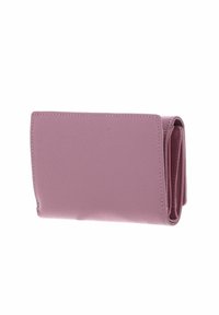 Portefeuille en cuir rose avec une surface texturée, un design pliable et des coutures visibles. Forme compacte avec plusieurs compartiments pour cartes et espèces.