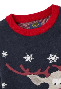 Donkerblauwe kindertrui met rode kraag, met een rendier gezicht en een patroon van witte sneeuwvlokken.