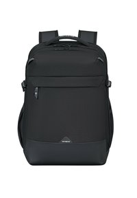 Schwarzer Rucksack mit strukturiertem Außenmaterial, Reißverschlussfächern, gepolsterten Schulterriemen und verstärktem Boden. Mit einem Logo an der Unterseite.