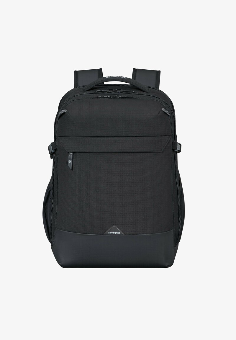 Schwarzer Rucksack mit strukturiertem Außenmaterial, Reißverschlussfächern, gepolsterten Schulterriemen und verstärktem Boden. Mit einem Logo an der Unterseite.