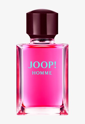 Kapean suorakulmainen lasipullo, jossa vaaleanpunaista nestettä ja tummanruskea korkki, kyljessä teksti "JOOP! HOMME" vaaleansinisillä isoilla kirjaimilla.