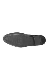 Suola di scarpa formale in pelle nera con motivi di grip testurizzati e un design elegante con punta appuntita. Include una sezione del tacco rialzata.