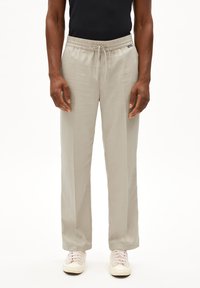 Lichtgrijze, wijd gesneden broek met een elastische tailleband en strikkoord. Gemaakt van zachte stof, met een ontspannen ontwerp voor comfort.