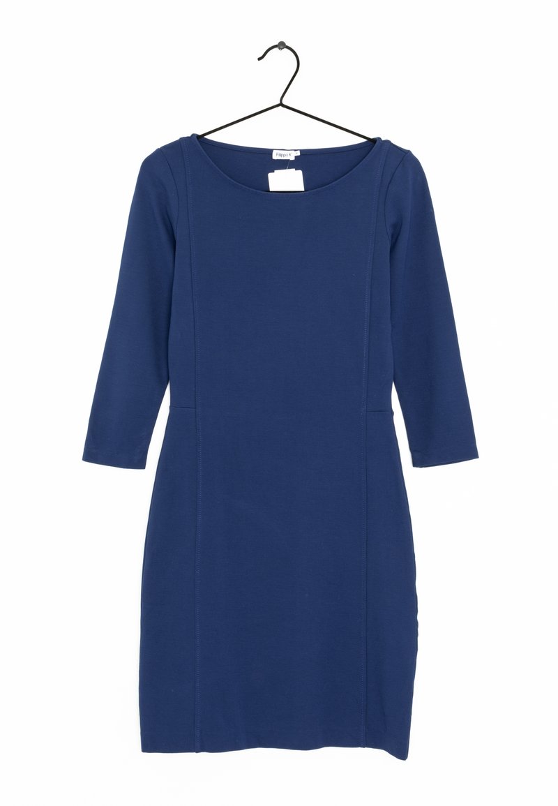 Robe bleu marine longueur genou avec manches trois-quarts suspendue à un cintre noir sur fond blanc.