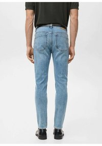 Vaaleansiniset farkut, kapealla istuvuudella, keskikorkealla vyötäröllä, takataskuilla ja hienovaraisilla ompeluilla. Sileä pinta.