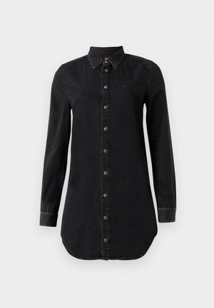 Ilgųjų rankovių juodas džinsinis suknelė, su mygtukų uždarymu priekyje ir aštriu apykakle, šiek tiek išlenktais kraštais ir siūtais rankogaliais.