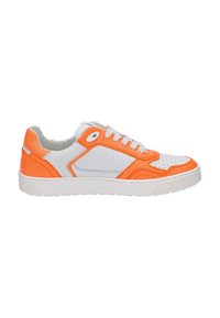 Herrensneaker mit einer Mischung aus orangefarbenem und weißem Leder, einer gelochten Zehenpartie, gepolstertem Kragen und einer weißen Gummisohle.