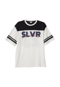 Schwarz-weißer T-Shirt mit Rundhalsausschnitt und kurzen Ärmeln, das einen Textgrafik "SLVR" in Rot und Blau sowie schwarze Streifen an den Ärmeln aufweist.