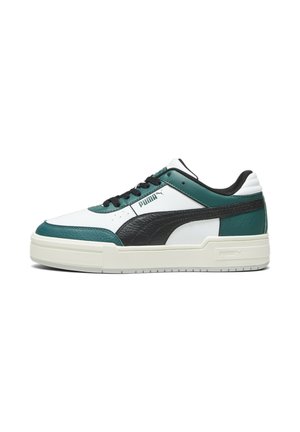 Sneaker in pelle bianca e teal con accenti neri, suola intermedia bianca, pannello nero testurizzato e logo PUMA sul lato e sulla linguetta.