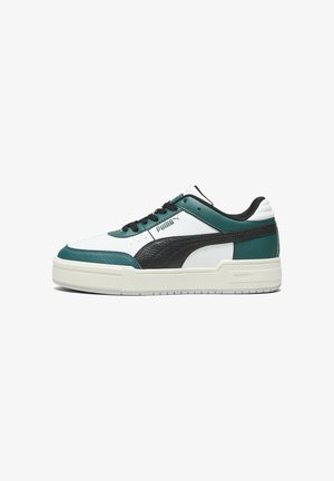 Witte en teal leren sneakers met zwarte accenten, witte tussenzool, getextureerd zwart paneel en PUMA-logo aan de zijkant en tong.