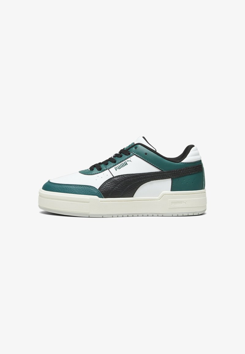 Zapatillas de cuero blancas y verde azulado con detalles en negro, entresuela blanca, panel negro texturizado y logotipo de PUMA en el costado y la lengua.