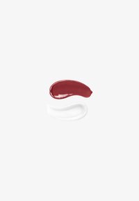 Campioni lucidi di crema rosso scuro e bianca su uno sfondo bianco semplice, che mostrano la texture e il contrasto di colore.