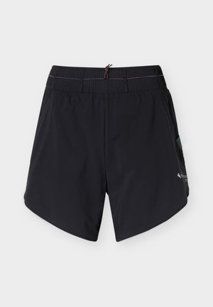 Mustad spordipüksid elastse vöökohaga, küljetaskutega ja väikese logoga alumisel paremal jalal, valgel taustal.