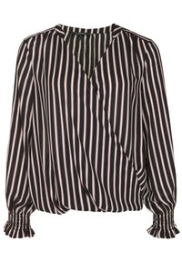 Černá blůza s vertikálními pruhy v bílé a světle růžové barvě, se zavinovacím designem, balónovými rukávy a nařasenými manžetami pro texturu.