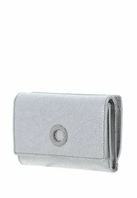 Portefeuille en cuir argenté avec une finition texturée, forme rectangulaire et un accent métallique circulaire sur le devant. Design compact avec fermeture à clip.