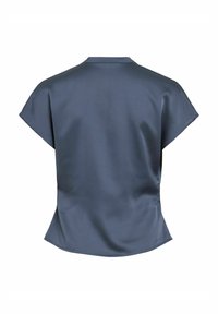 Haut en satin bleu marine à manches courtes avec une coupe décontractée. Il présente un léger éclat, une texture douce et un col arrondi dans le dos.