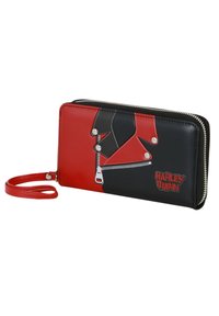 Cartera de imitación de cuero negra y roja con un diseño de chaqueta, cuenta con un cierre y detalles de presión plateados. El texto dice "Harley Quinn" en rojo.