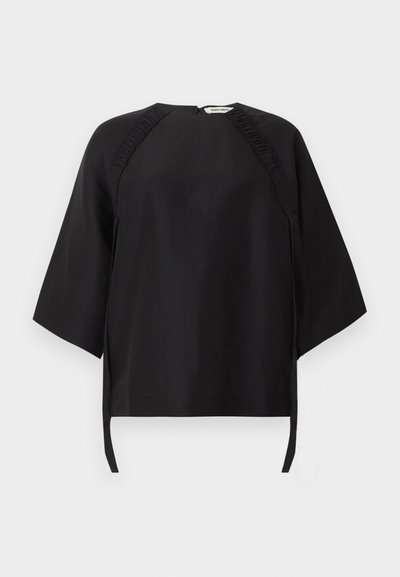 Μαύρο φαρδύ μπλουζάκι με φαρδιά τριμηνιαία μανίκια, στρογγυλή λαιμόκοψη και ραφές με ρυτιδώσεις κατά μήκος των ραφών των ώμων.