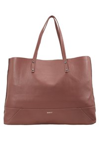 Nahkainen olkalaukku pölyisen ruusun värissä, jossa on elegantti, jäsennelty muotoilu, kaksi olkahihnaa ja hillitty hopeinen brändäys pohjassa.