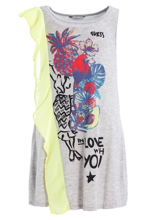 Grå ærmeløs kjole med farverigt blomster- og fugleprint, sort skitse af kvinde, gul flæse på venstre side og teksten "IN LOVE W'H YOU".