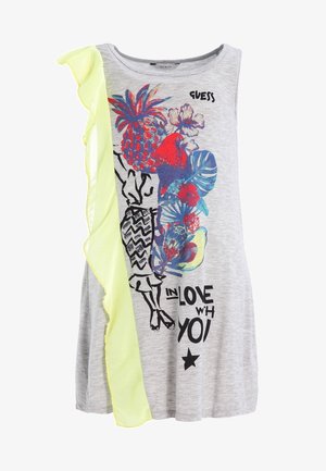 Abito grigio senza maniche con stampa floreale colorata e uccelli, schizzo nero di donna, volant giallo sul lato sinistro e testo "IN LOVE W'H YOU".