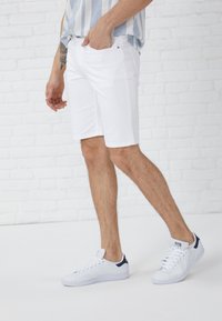 Pier One Kratke hlače od trapera - white denim