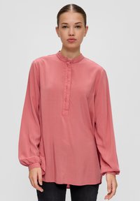 Lange mouwen roze blouse met een hoge halslijn, knoopsluiting en gathered manchetten; lichtgewicht stof met een gladde textuur.
