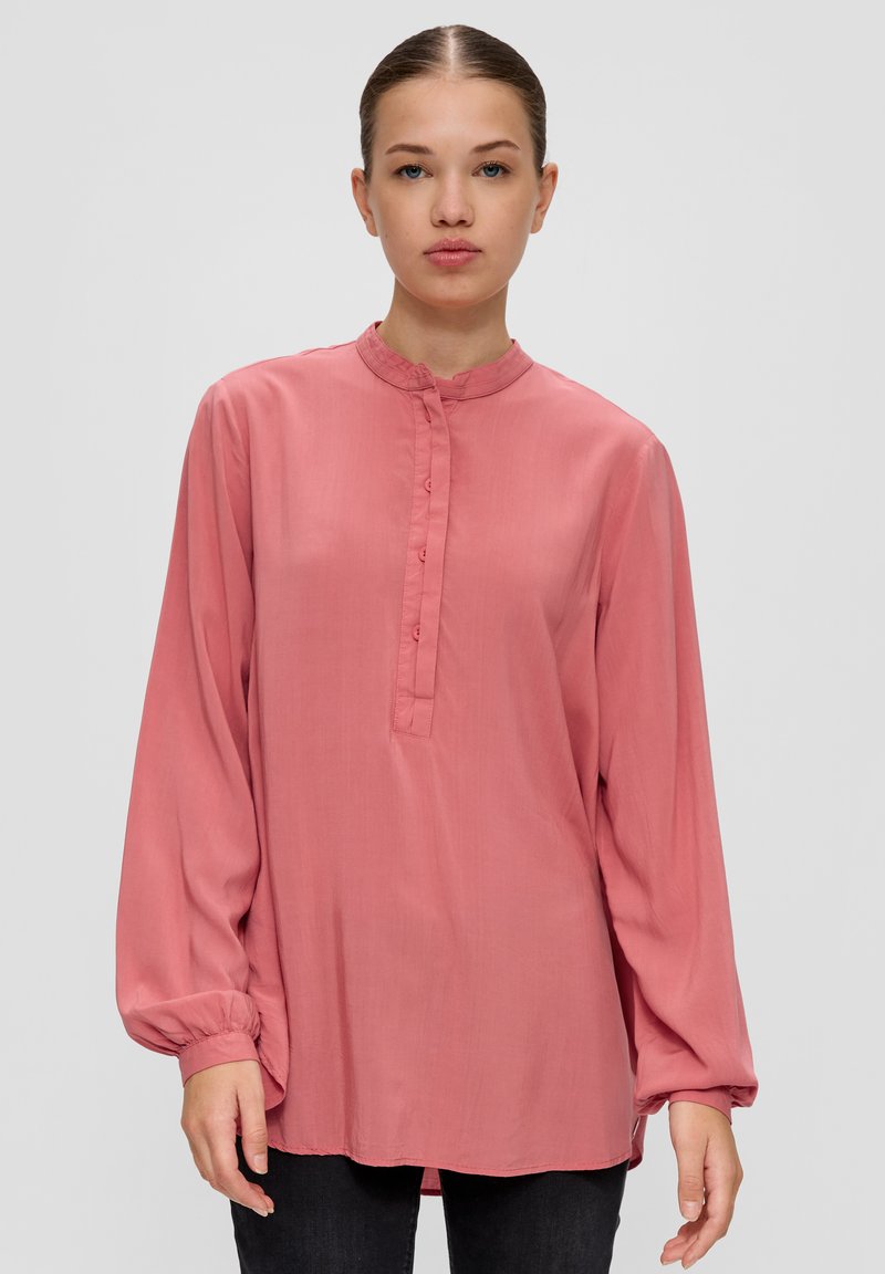 Lange mouwen roze blouse met een hoge halslijn, knoopsluiting en gathered manchetten; lichtgewicht stof met een gladde textuur.