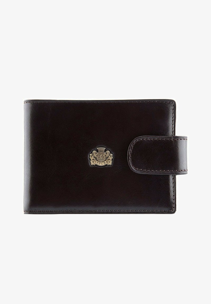 Brązowy skórzany portfel o gładkiej fakturze, z złotym emblematem, zapięciem na zatrzask i szytymi brzegami. Kompaktowy prostokątny design.