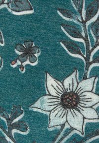 Teal stof met bloem- en loofpatronen, met een witte bloem en een donkere kern, naast een kleine bloem en groene bladeren.