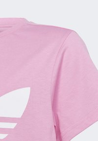 adidas Originals TREFOIL TEE-JUNIOR - Apdrukāts T-krekls - bliss pink/white
