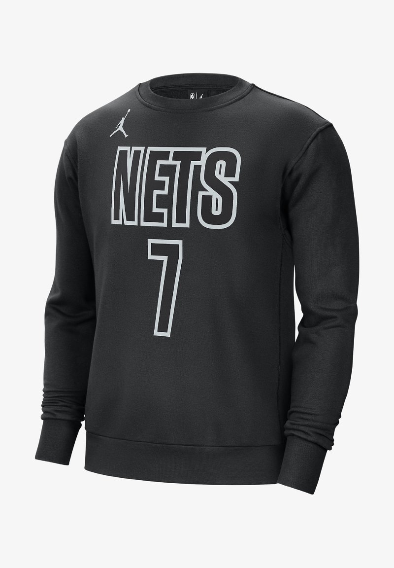 Sweatshirt noir à manches longues avec les inscriptions "NETS" et le numéro "7" en lettres blanches épaisses, présentant un petit logo Jumpman près de l'encolure.