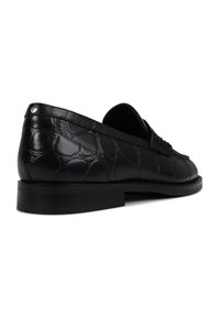Mocassins de couro preto com um padrão croc texturizado, bico arredondado, perfil baixo e sola plana com um pequeno detalhe metálico.