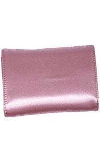 Portafoglio in satin color oro rosa con una texture liscia, forma rettangolare e bordi cuciti. Nessuna ferramenta o motivi visibili.
