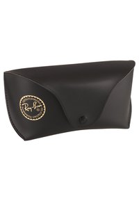 Caz pentru ochelari de soare din piele neagră, cu un design pliabil, având un logo auriu și un sistem de închidere cu capse în față. Textură netedă și fără modele.