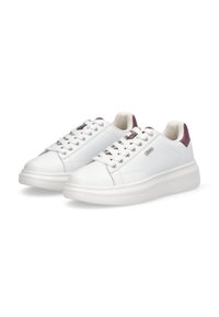 Białe skórzane sneakersy typu low-top z białymi sznurówkami, grubymi białymi podeszwami i burgundowymi akcentami na pięcie, ustawione pod kątem obok siebie na białym tle.