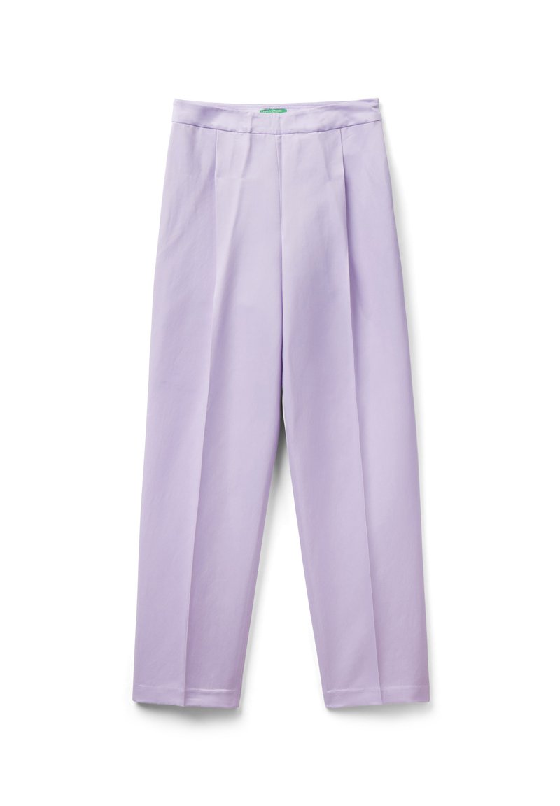 Pantaloni alta vita di un delicato viola, con pieghe, realizzati in un tessuto liscio. Design a gamba larga con taglio dritto e senza hardware o dettagli visibili.