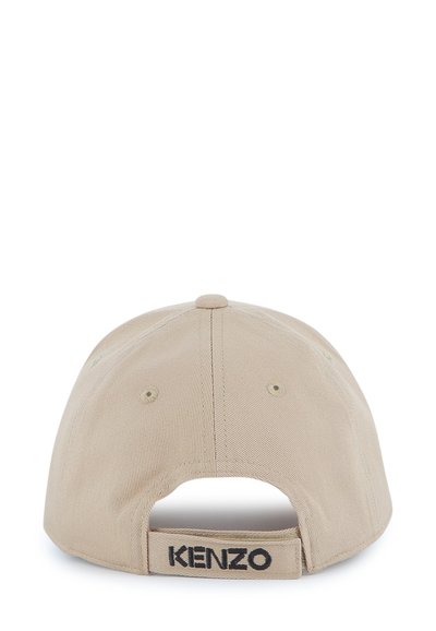 Casquette de baseball beige en coton robuste, avec le logo brodé "KENZO" à l'arrière et des œillets de ventilation sur les côtés.