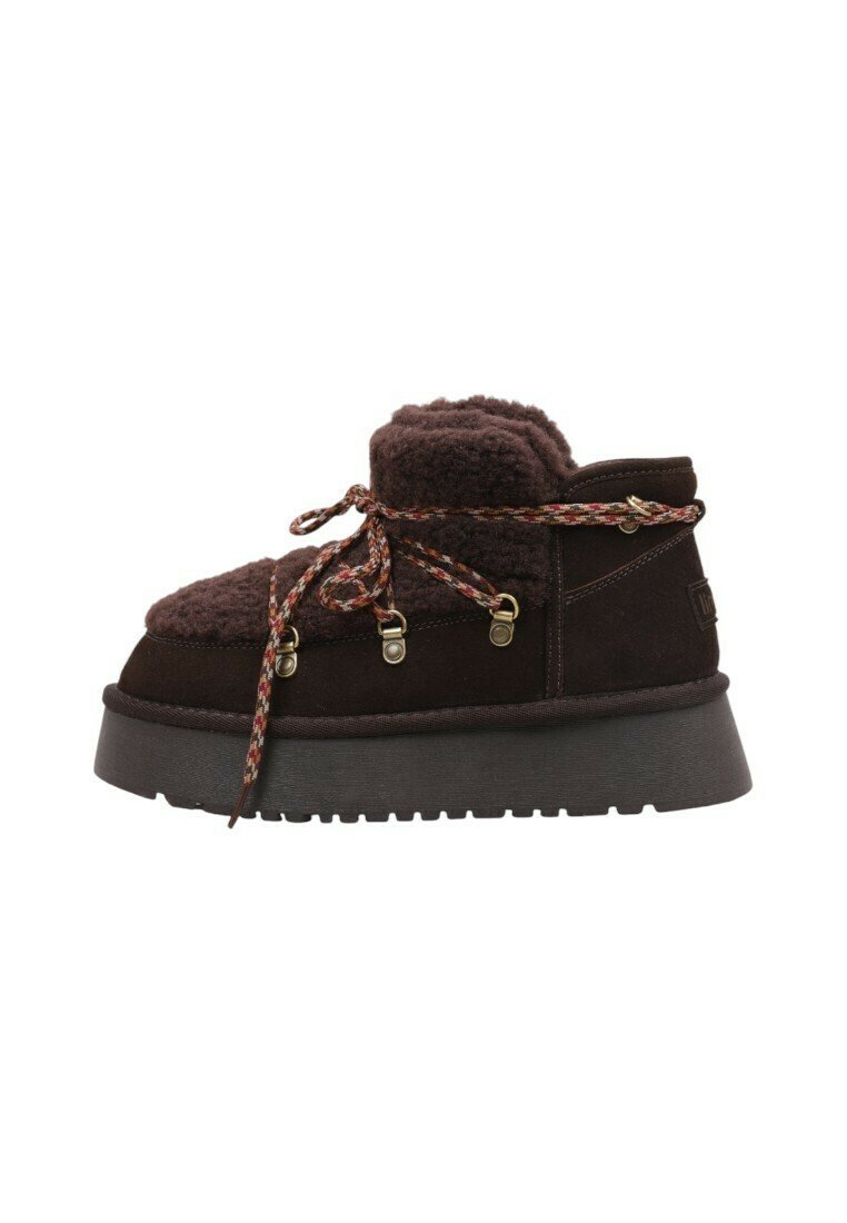 Botines de ante marrón con puño peludo, cordones estampados y ojales de metal, con una suela gruesa y texturizada.