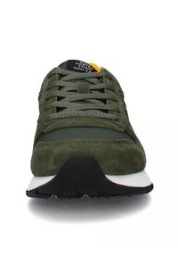 Sneaker verde in suede con dettagli in rete, punta rotonda, suola in gomma e lacci piatti. Presenta un'etichetta interna nera e gialla.