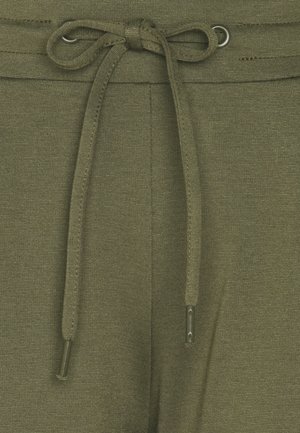 Olivzaļas krāsas bikses ar teksturētu audumu, aprīkotas ar auklas jostu un metāla acīm un galiem, kas nodrošina pielāgojamu stiprinājumu.