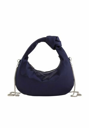 Torebka z materiału w kolorze granatowym z supełkowanym uchwytem i srebrnym łańcuszkiem, o zaokrąglonym kształcie i zamknięciem na suwak u góry.