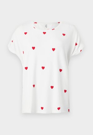 Λευκό πουκάμισο με κοντά μανίκια και στρογγυλή λαιμόκοψη, διακοσμημένο με μικρά κόκκινα σχέδια καρδιάς, ομοιόμορφα κατανεμημένα στο μπροστινό μέρος και στα μανίκια.