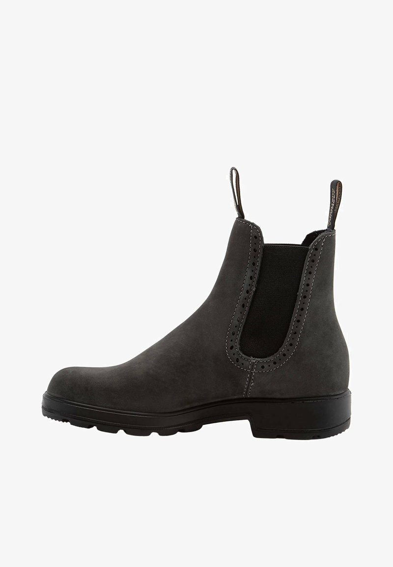 Zwarte suède Chelsea-boot met elastische zijpanelen, een gladde textuur, ronde neus en contrasterende stiksels. Stevige rubberen zool.
