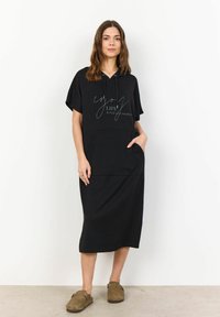 Schwarzes Kapuzenkleid mit kurzen Ärmeln, Fronttasche und Druck mit der Aufschrift "Genieße das Leben & vertraue deiner Intuition", aus weichem Stoff gefertigt.
